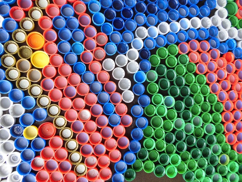 Ausschnitt aus einem Flaschendeckelmosaik